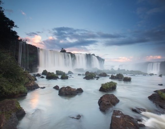 <p><strong>Brasil</strong></p>
<p><span>O carnaval brasileiro atraiu mais de um milhão de turistas, mas a atracção preferida pelos utilizadores do TripAdvisor é um fenómeno da natureza: as cataratas de Iguaçu. </span></p>