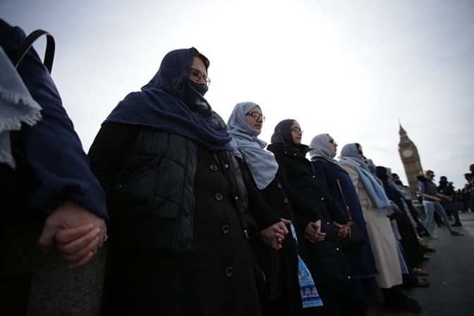 Mulheres muçulmanas homenageiam vítimas de Westminster