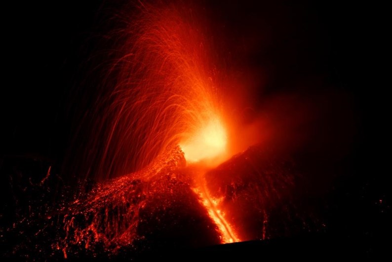 Vulcão Etna entrou em erupção