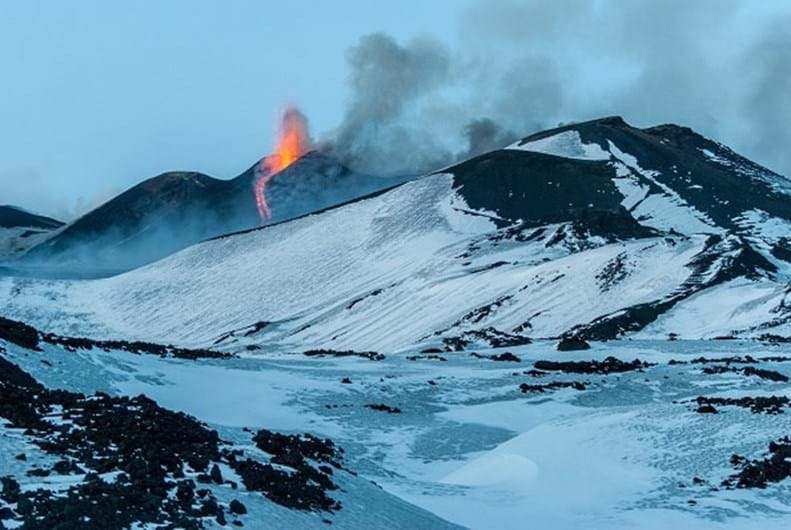 Vulcão Etna entrou em erupção