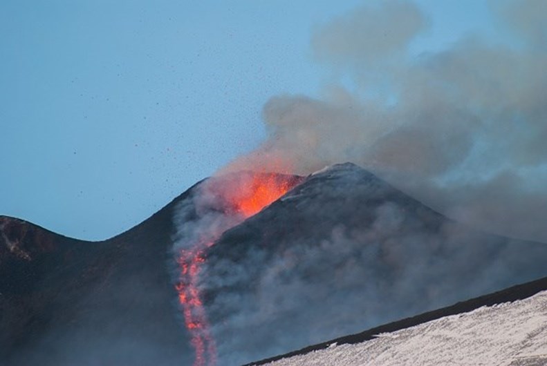 Vulcão Etna entrou em erupção
