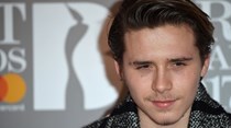 Brooklyn Beckham faz tatuagem igual à do pai