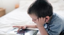 Como evitar que os miúdos fiquem agarrados aos telemóveis
