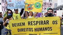 Centenas de pessoas marcharam no Porto e em Lisboa em defesa do clima