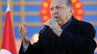 Erdogan critica EUA por enviarem armas às milícias curdas sírias