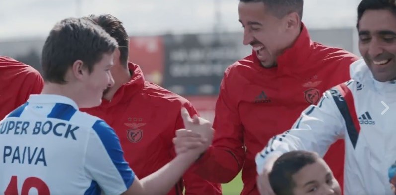 Benfica oferece camisolas dos rivais a crianças (vídeo)
