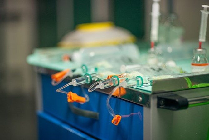 <strong>Despesas de saúde.</strong> Dedução de 15% das despesas de saúde por qualquer membro do agregado familiar até mil euros. Inclui despesas com seguros de saúde, consultas e exames, medicamentos e despesas com produtos médicos e ortopédicos e oftalmológicos, desde que isentos de IVA ou cobrados à taxa mínima (6%). Inclui também bens e serviços desta natureza sujeitos à taxa normal de IVA (23%), desde que suportados por receita médica.