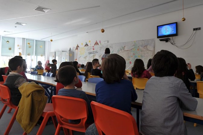 <strong>Despesas com refeições escolares.</strong> As despesas com refeições escolares feitas em 2016 estão fora do e-factura e devem ser inseridas na declaração de IRS, independentemente da entidade que presta o referido serviço e da taxa de Imposto sobre o Valor Acrescentado (IVA) aplicada, disse o Ministério das Finanças <em>Lusa</em>. Isto significa que, conforme explicou o fiscalista Luís Leon, se os contribuintes quiserem beneficiar destas despesas terão de prescindir de toda a informação que está já pré-preenchida no e-factura para colocar essa informação - e a das restantes facturas. Recorde-se que, neste caso, terá de guardar as facturas por quatro anos. As despesas com refeições escolares passam a ser consideradas como despesas de educação, independentemente da entidade que presta o referido serviço e da taxa de Imposto sobre o Valor Acrescentado (IVA) aplicada. Está prevista a dedução de 30% das despesas com educação e formação por cada elemento do agregado familiar, até 800 euros. Inclui, entre outras, despesas com creches, jardins-de-infância, propinas, livros e manuais escolares.