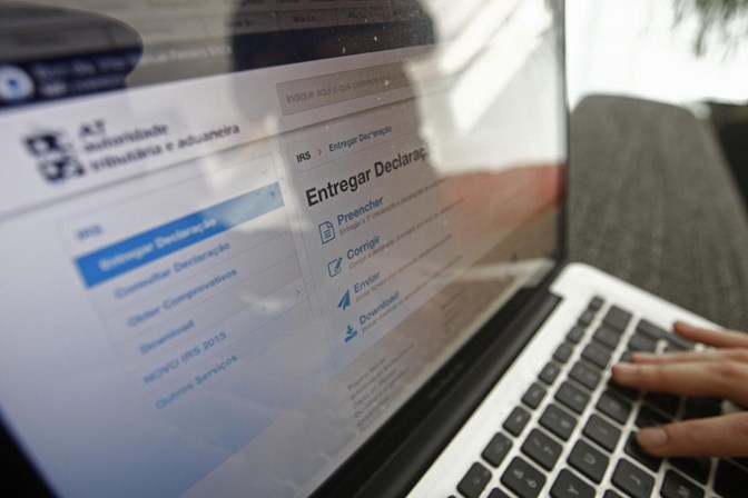 <p><strong>Preenchimento automático da declaração de IRS.</strong> Para os pensionistas ou trabalhadores por conta de outrem sem dependentes ou ascendentes a cargo, a declaração de IRS passará este ano a ser automática. A declaração vai conter os rendimentos auferidos em 2016 (transmitidos pelas empresas), bem como as despesas efectuadas, que foram introduzidas no e-fatura, estando assim pronta a confirmar e submeter. Os contribuintes vão encontrar também a liquidação do imposto, ao contrário dos anos anteriores em que existia apenas uma simulação. Assim, o contribuinte deve consultar a declaração e garantir que a informação está correta, confirmar e submeter a liquidação, ficando com a sua situação fiscal de 2016 regularizada. Caso considere que há erros, pode corrigi-los manualmente, mas, nesse caso, perde o acesso à informação que foi introduzida automaticamente. No caso das despesas, deverá então introduzir todas as despesas manualmente - devendo guardar as respectivas facturas durante quatro anos.</p>