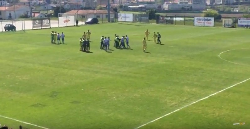 Jogador do Canelas agrediu árbitro e jogo acabou