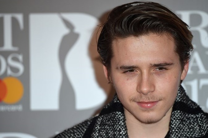 Brooklyn Beckham faz tatuagem igual à do pai