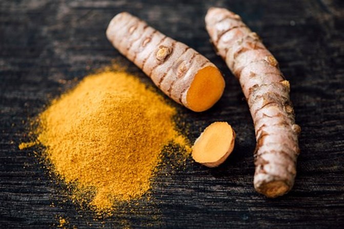 <p><strong>Bebida dourada</strong></p>
<p><span>Misture uma colher de sopa de açafrão-da-terra (curcuma) com duas pitadas de pimenta preta, canela, cardamomo, gengibre e erva doce. Leve a ferver em água (cerca de 100 ml) durante dez minutos até formar uma consistência semelhante ao iogurte. Tome uma colher de chá por dia do preparado – que tem um prazo de validade de cinco dias no frigorífico - com leite ou bebidas vegetais.