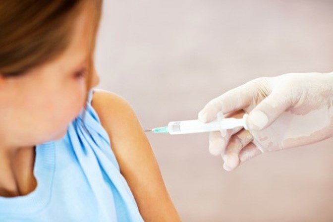 <strong>1. Quais são os sintomas?<br /><br /></strong>O sarampo é uma doença infecciosa provocada por um vírus cujos principais sintomas são a febre, obstrucção nasal, conjuntivite, inflamação oftálmica e a chamada fotofobia - dificuldade de que a luz incida sobre o olho por ser muito incómodo. Em casos mais extremos, pode levar a problemas respiratórios.
