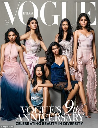 À esquerda, na capa de Outubro de 2016 da Vogue India