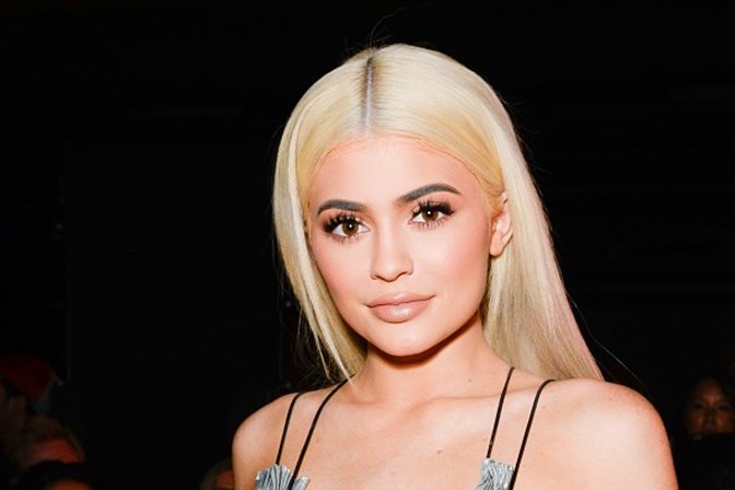 Convida Kylie Jenner para o baile de finalistas... e ela aceita