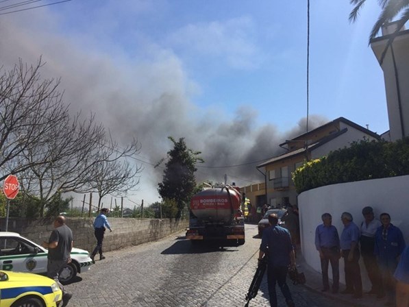Extinto incêndio em fábrica que provocou cinco feridos
