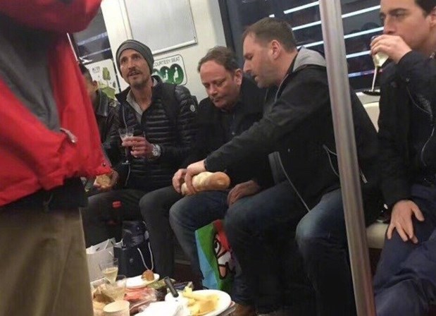 Estrangeiros jantam no metro de Xangai e irritam passageiros