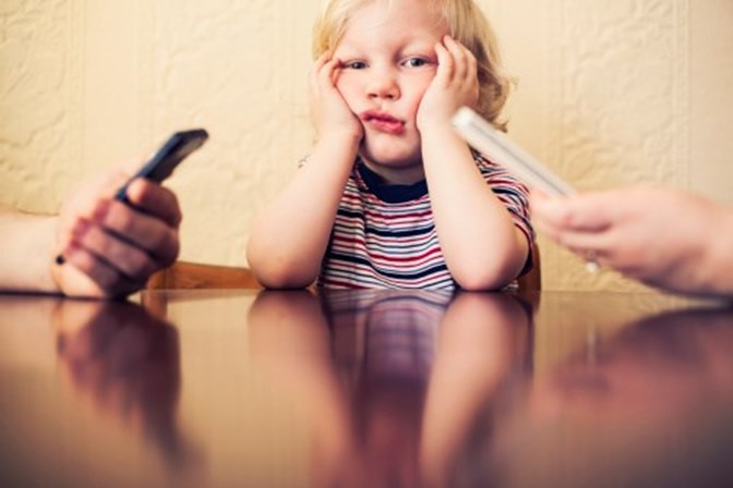 <p><strong>O exemplo dos mais velhos</strong></p>
<p><span>Para evitar que os seus filhos fiquem viciados em <em>gadgets</em> tem de dar o exemplo e largar o telemóvel quando está em família.