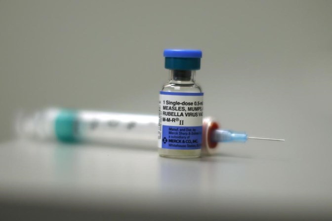 <strong>2. A doença não tinha sido erradicada em Portugal?<br /><br /></strong>A vacina contra o sarampo contribuiu de uma forma muito positiva para a quase erradicação da doença em Portugal. Como médica pediatra que assistiu a duas epidemias ao longo destes anos, vi exactamente isso a acontecer. Obviamente, havendo casos na Europa e havendo sempre pessoas que não foram vacinadas, podem sempre surgir alguns casos. No entanto, esta vacina foi muito bem administrada, contribuindo para a chamada imunidade de grupo - os tais cerca de 98% da população que está protegida.