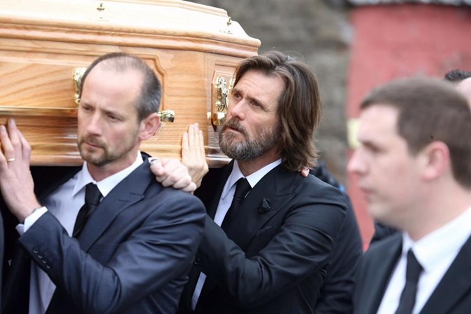 No funeral da namorada, a carregar o caixão