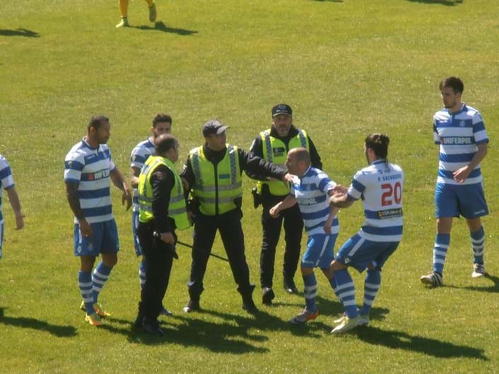 O filme da agressão do jogador do Canelas a um árbitro