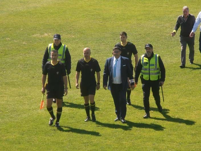O filme da agressão do jogador do Canelas a um árbitro