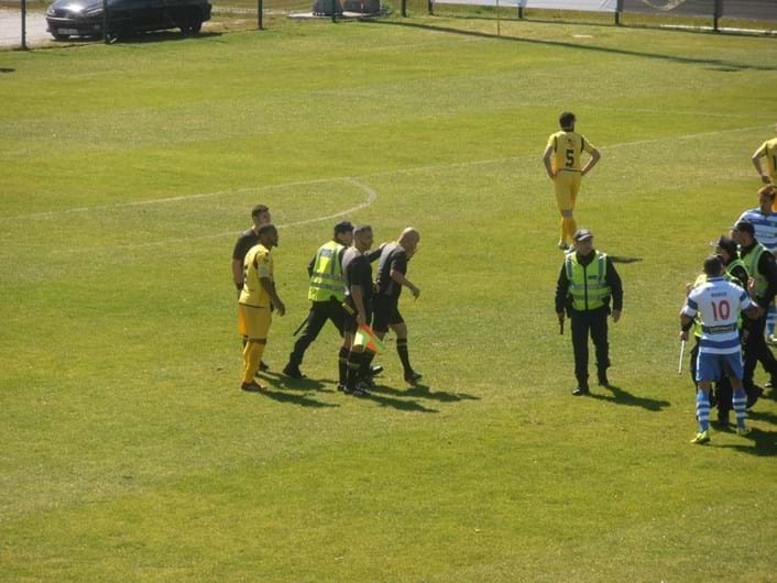 O filme da agressão do jogador do Canelas a um árbitro