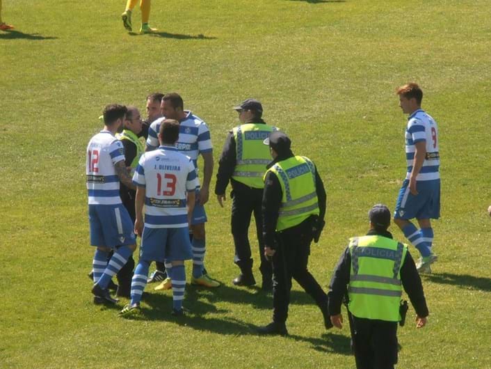 O filme da agressão do jogador do Canelas a um árbitro