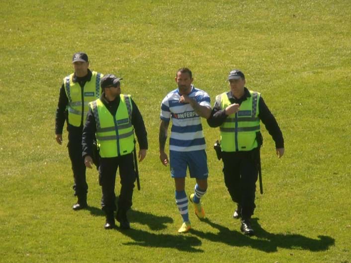 O filme da agressão do jogador do Canelas a um árbitro