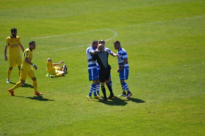 O filme da agressão do jogador do Canelas a um árbitro