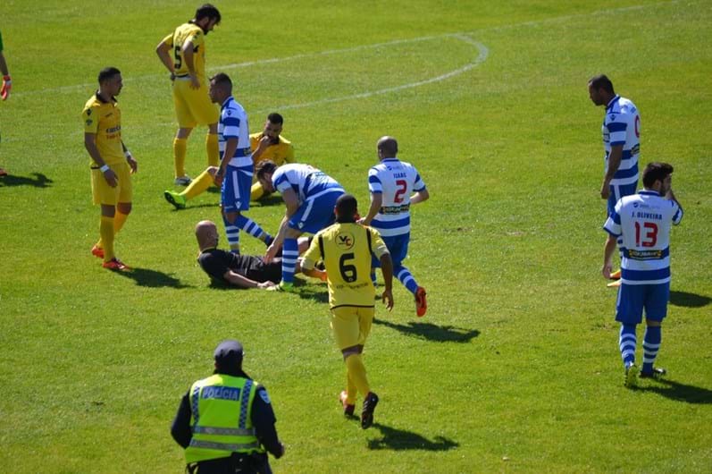 O filme da agressão do jogador do Canelas a um árbitro