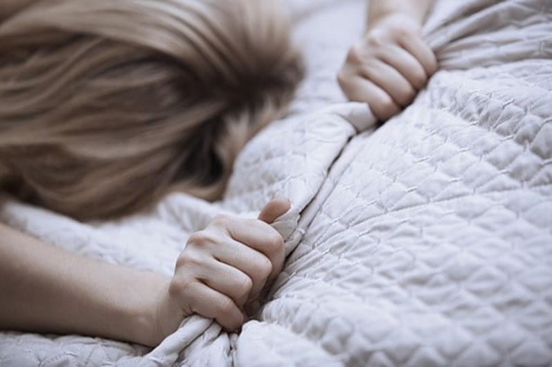 4 sinais de que ela está a fingir o orgasmo