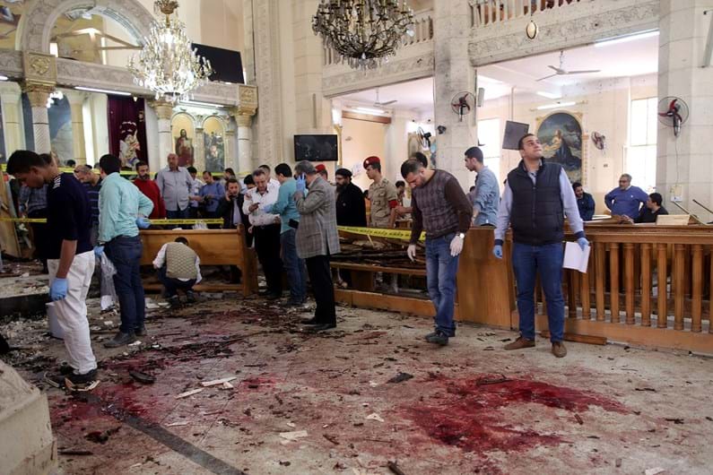 Bombistas suicidas atacam duas igrejas no Egipto