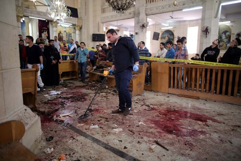 Bombistas suicidas atacam duas igrejas no Egipto