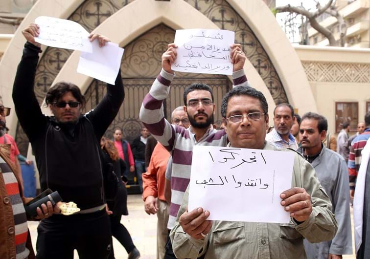Bombistas suicidas atacam duas igrejas no Egipto