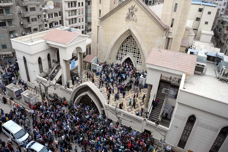 Bombistas suicidas atacam duas igrejas no Egipto