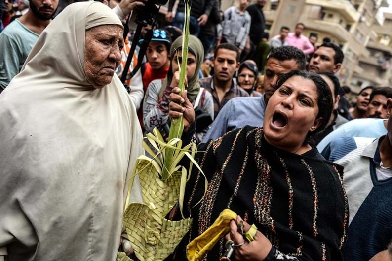 Bombistas suicidas atacam duas igrejas no Egipto