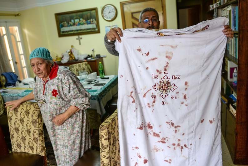 Bombistas suicidas atacam duas igrejas no Egipto