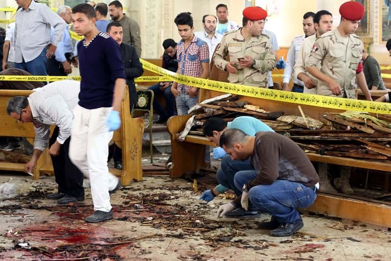 Bombistas suicidas atacam duas igrejas no Egipto
