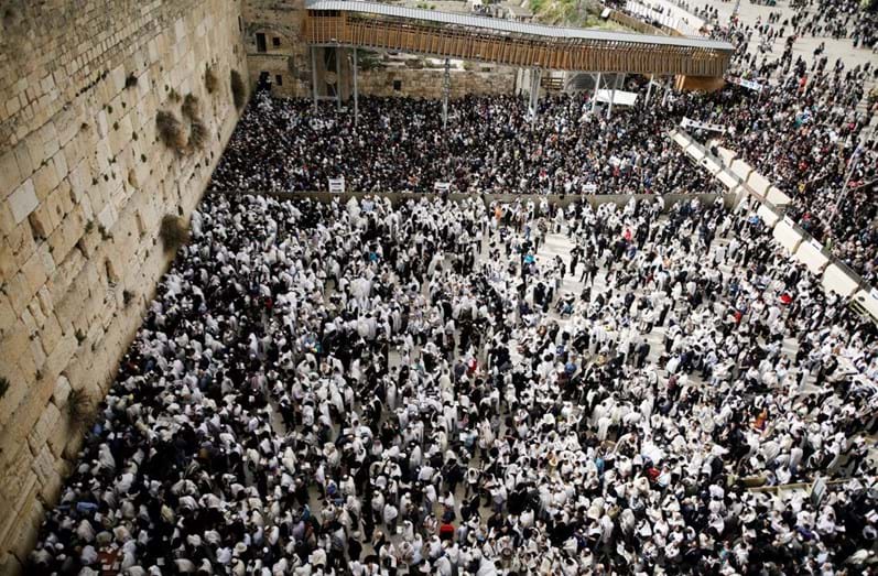 Milhares de judeus rezam no Muro das Lamentações