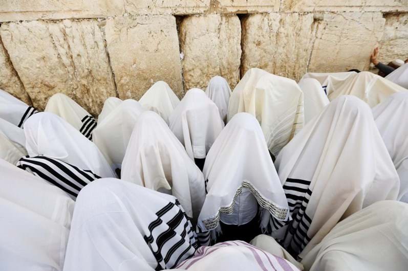 Milhares de judeus rezam no Muro das Lamentações