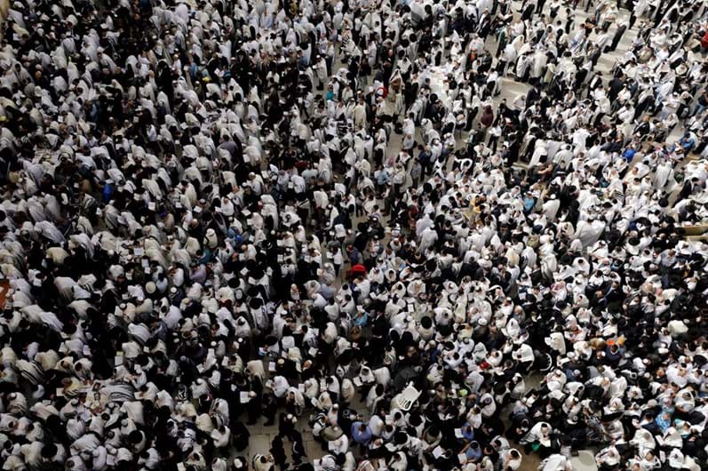 Milhares de judeus rezam no Muro das Lamentações