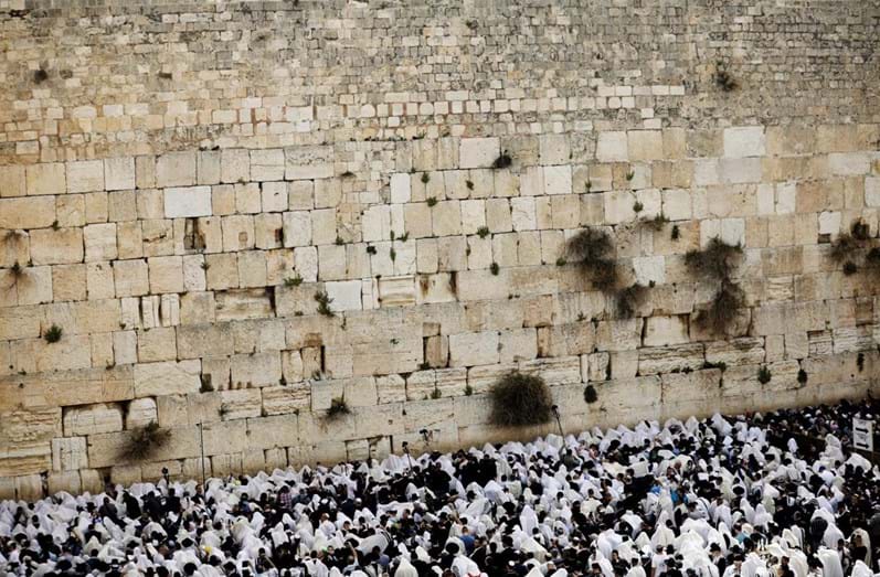 Milhares de judeus rezam no Muro das Lamentações