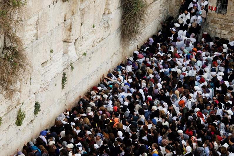 Milhares de judeus rezam no Muro das Lamentações