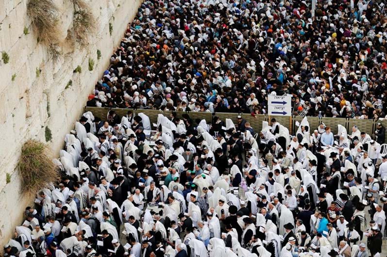 Milhares de judeus rezam no Muro das Lamentações