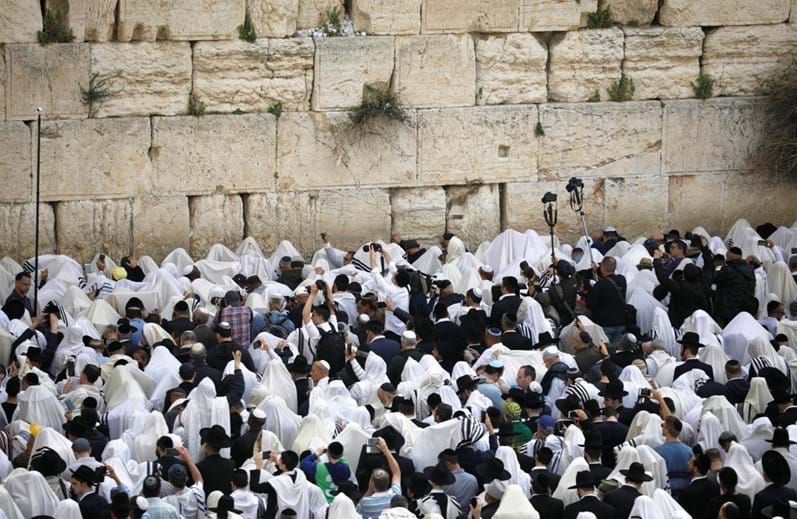 Milhares de judeus rezam no Muro das Lamentações
