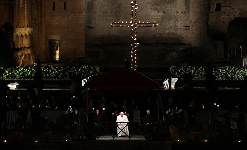 Sexta-feira Santa no Coliseu de Roma