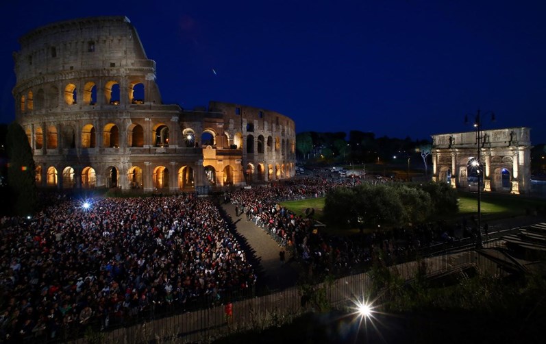 Sexta-feira Santa no Coliseu de Roma