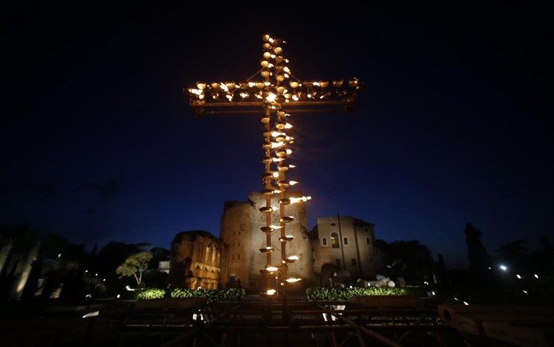 Sexta-feira Santa no Coliseu de Roma