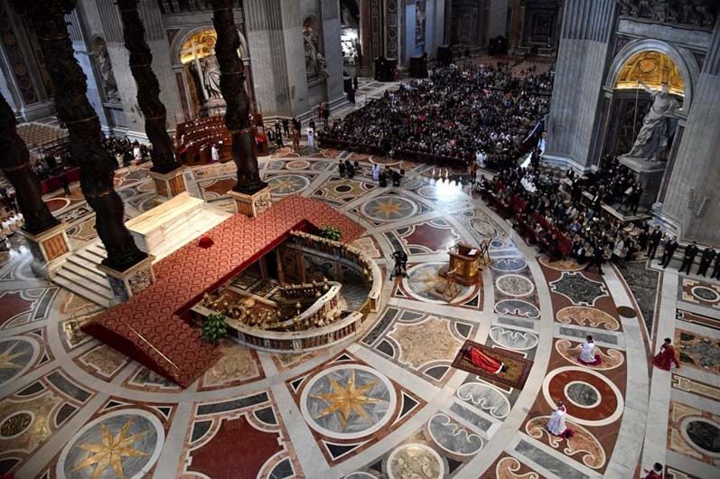 Sexta-feira Santa no Coliseu de Roma